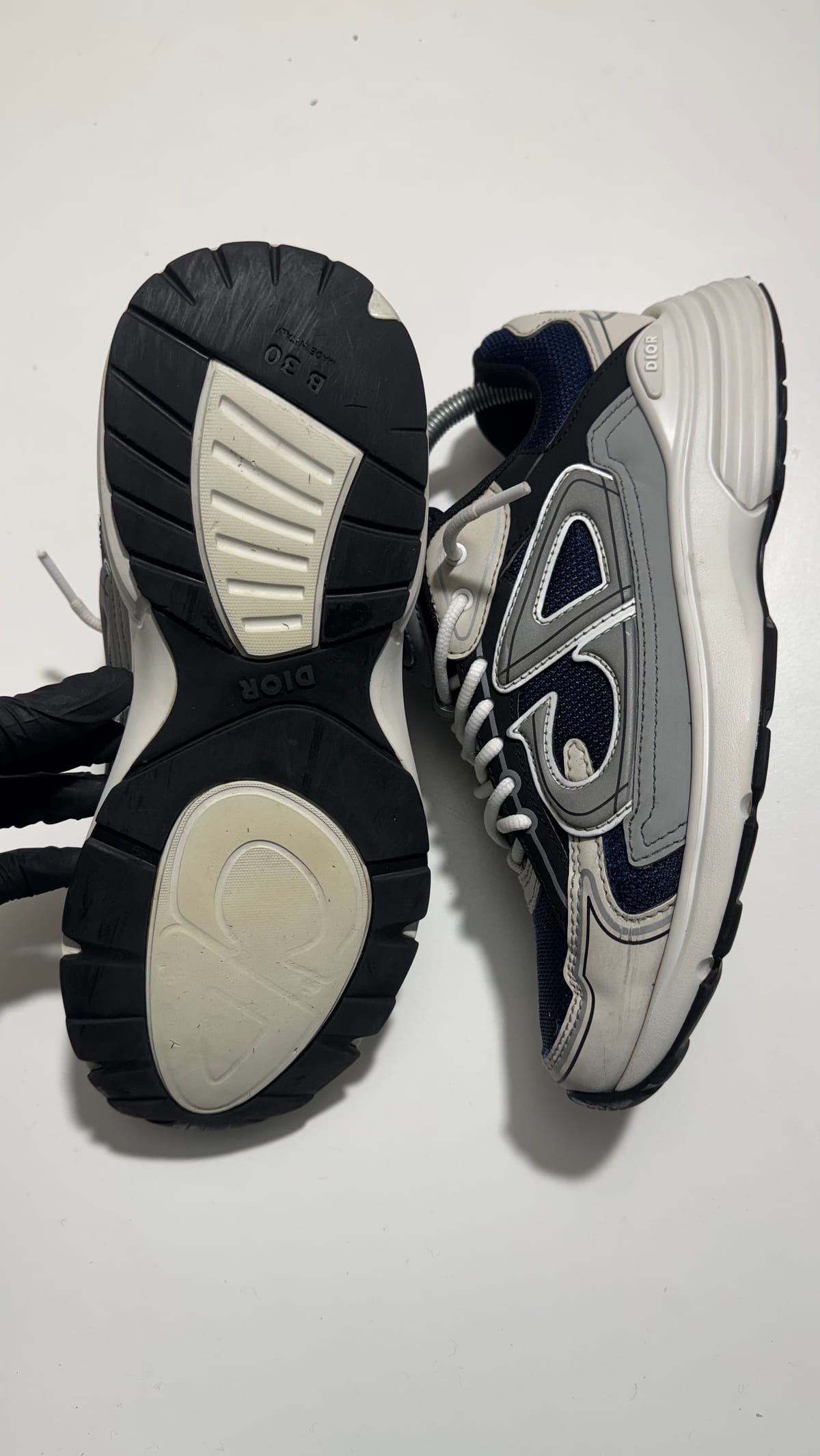 Dezelfde Dior sneaker na Deep Cleaning