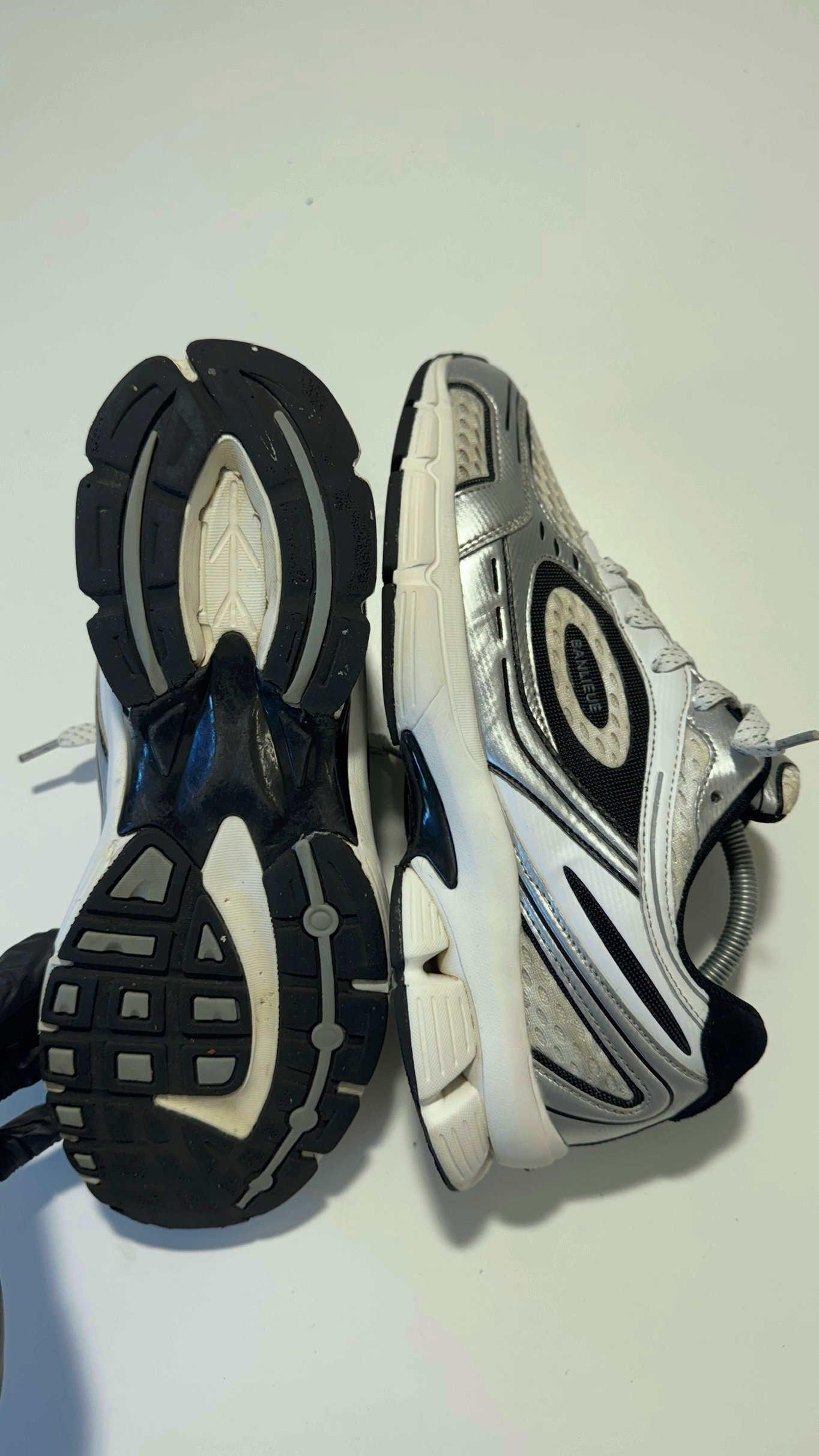 Sneakers klaar om weer gedragen te worden