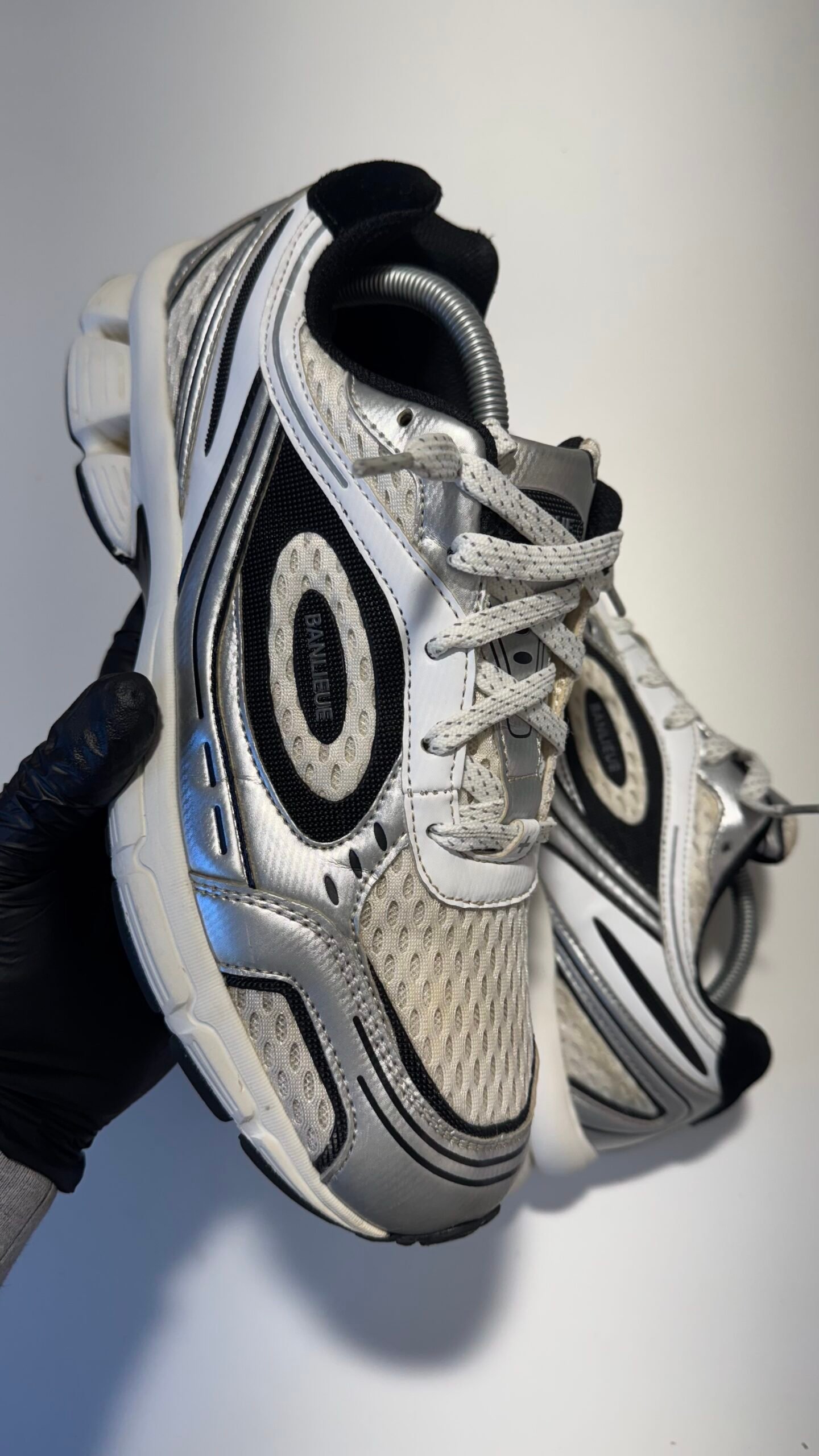 Sneaker die gerepareerd wordt in de werkplaats