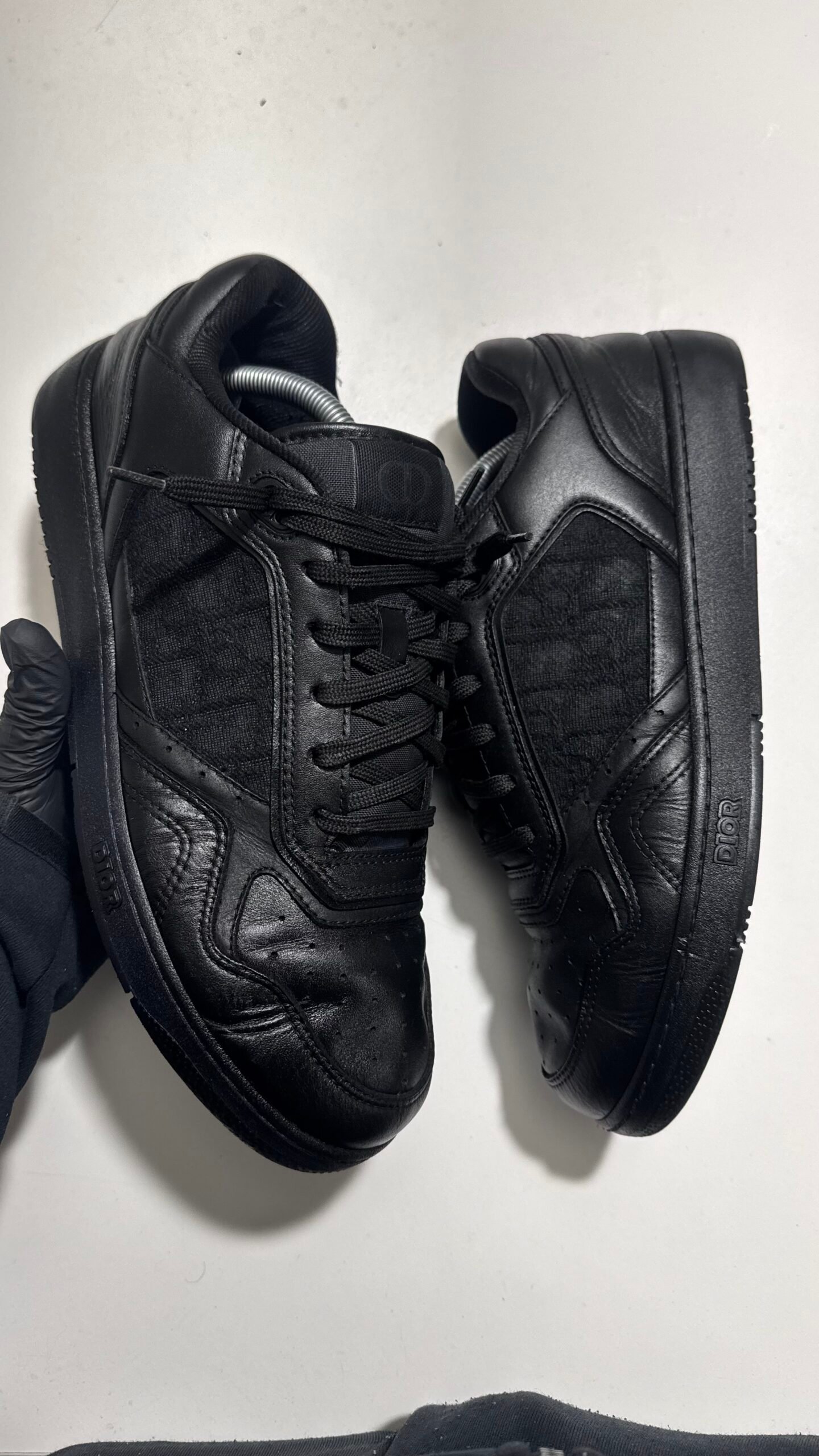 Zwarte Christian Dior sneakers na behandeling